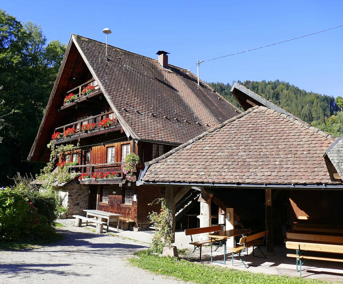 Simonswald, in diesem seltenen Schwarzwlder Heidenhaus befindet sich eine l-und Getreidemhle aus dem Jahr 1712, ist als Museum eingerichtet und funktionsfhig, Okt.2022