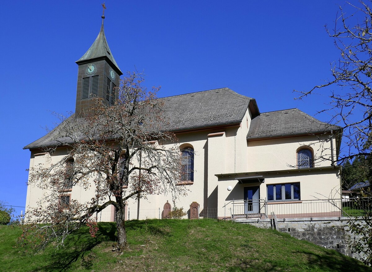 Simonswald, die katholische Kirche St.Josef, hoch ber dem Ort, erbaut 1792, Okt.2022