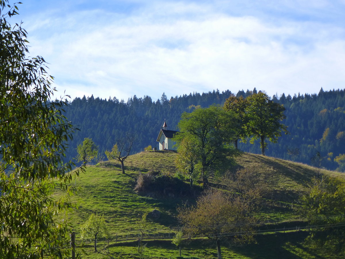 Simonswald, kleine Kapelle hoch ber dem Ortsteil Untersimonswald, Okt.2016