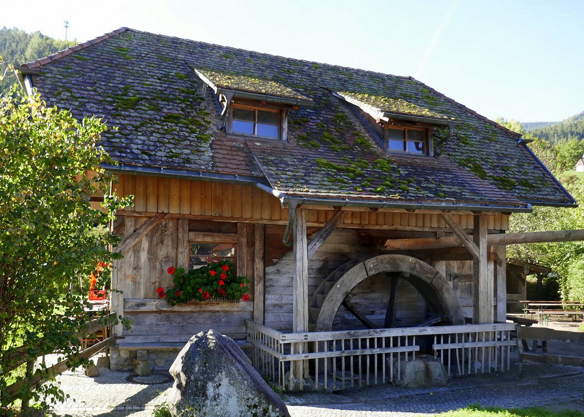 Simonswald, oberschlchtige Mhle, steht als Museumsbau auf dem Sgplatz im Ortszentrum, Okt.2022