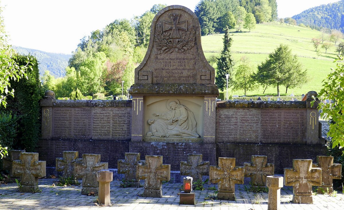 Simonswald im Schwarzwald, Denkmal fr die Gefallenen der beiden Weltkriege, neben der Kirche St.Sebastian, Okt.2022