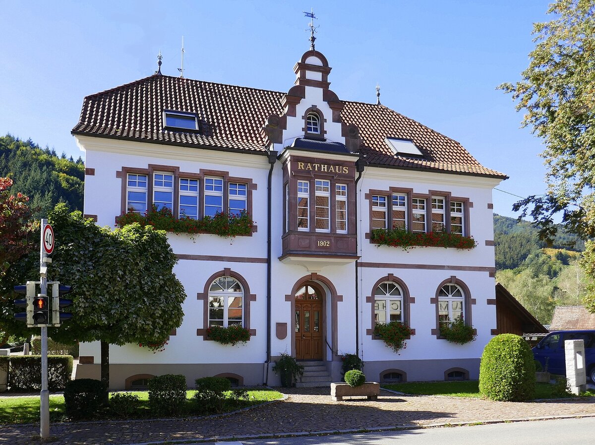 Simonswald im Schwarzwald, das Rathaus der etwa 3000 Einwohner zhlenden Gemeinde, erbaut 1902, Okt.2022