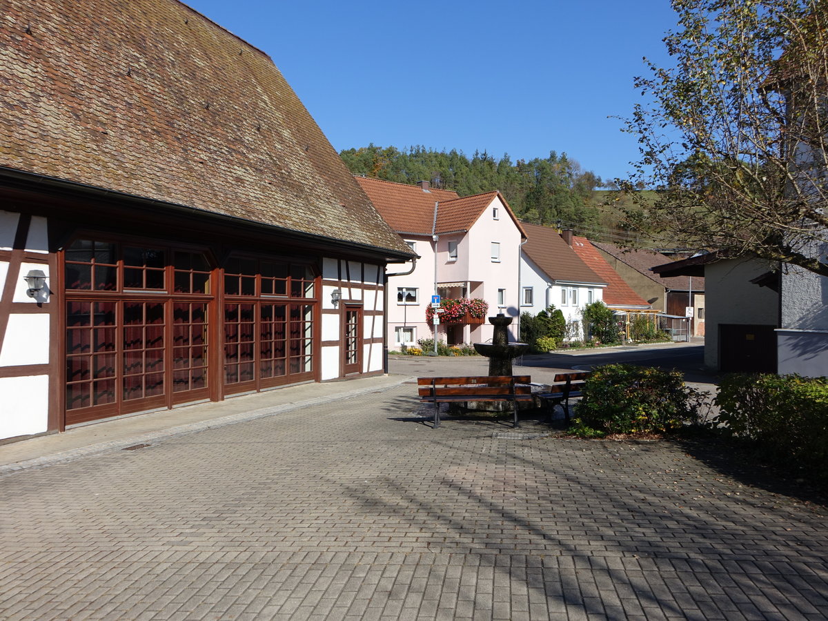 Sindeldorf, Pfarrscheune und Brunnen am Kirchplatz (15.10.2017)