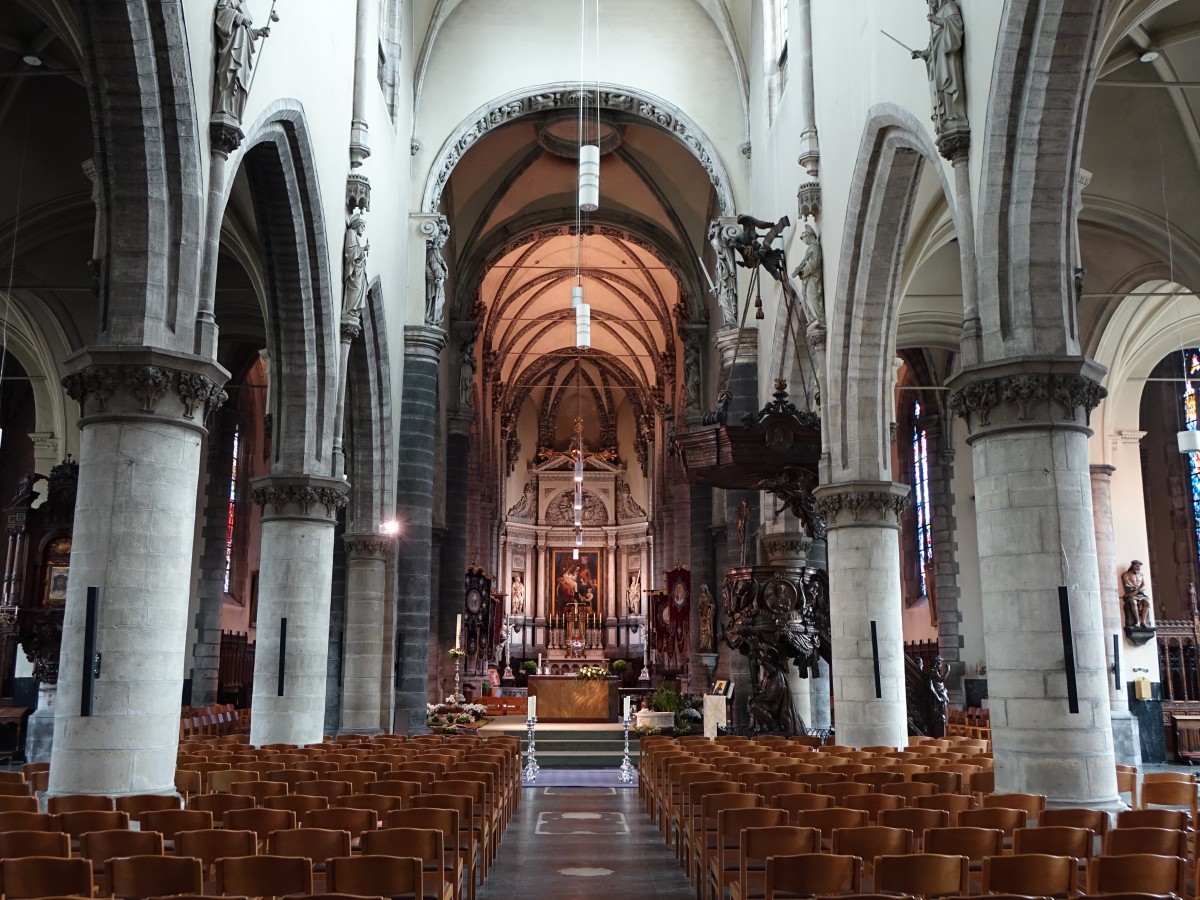 Sint-Niklaas, Mittelschiff der St. Nikolaus Kirche, Kanzel von 1706, Chorgesthl von 1900 (29.04.2015)