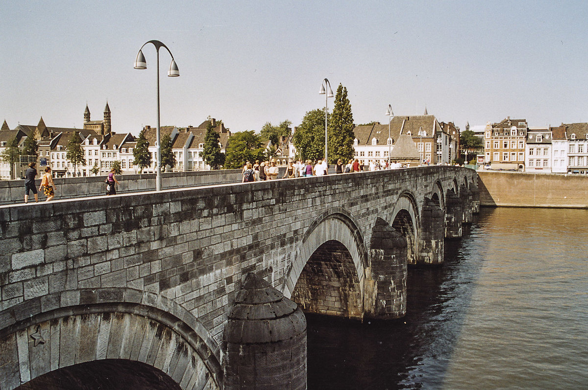 Sint Servaasbrug ber die Maas in Maastricht. Aufnahme: Juli 2004.