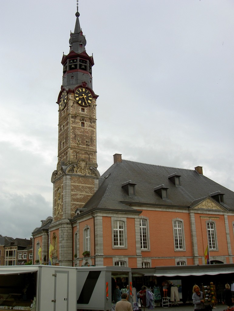 Sint-Truiden, Rathaus mit Belfried am historischen Marktplatz, erbaut Anfang des 
17. Jahrhundert (05.07.2014)