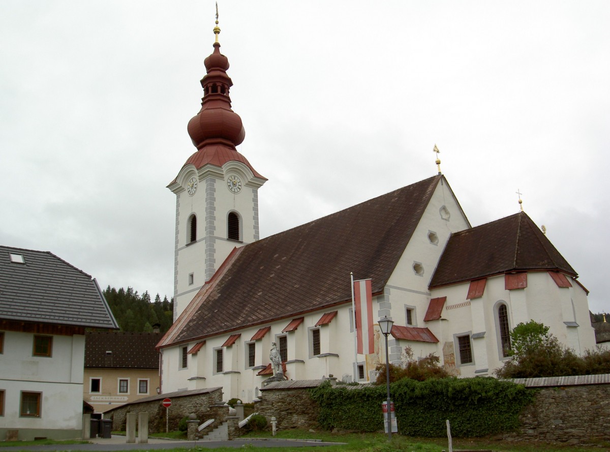 Sirnitz, Pfarrkirche St. Nikolaus, frhgotische Hallenkirche, erbaut um 1300, barocker Westturm von 1747 (30.09.2013)