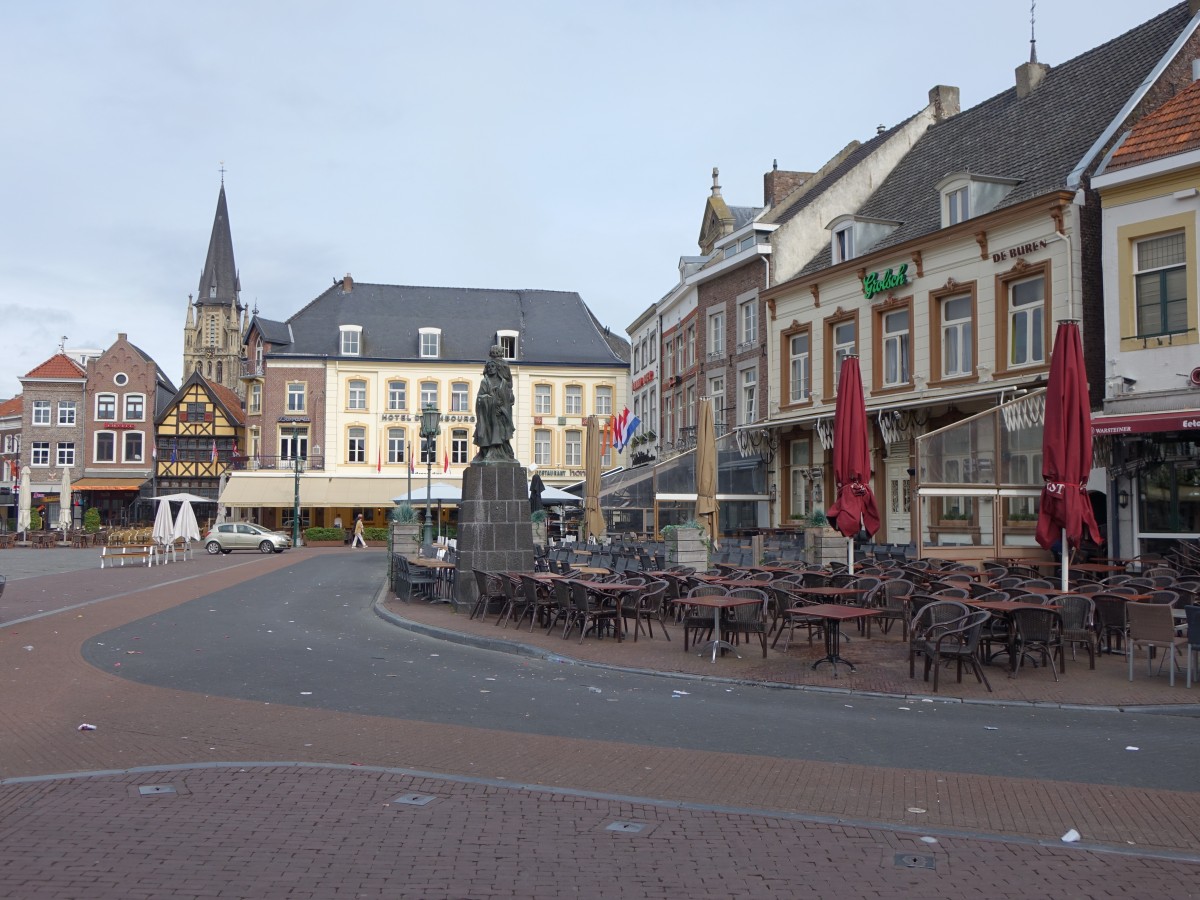 Sittard, Denkmal am Markt und Turm der St. Petrus Kirche (03.05.2015)