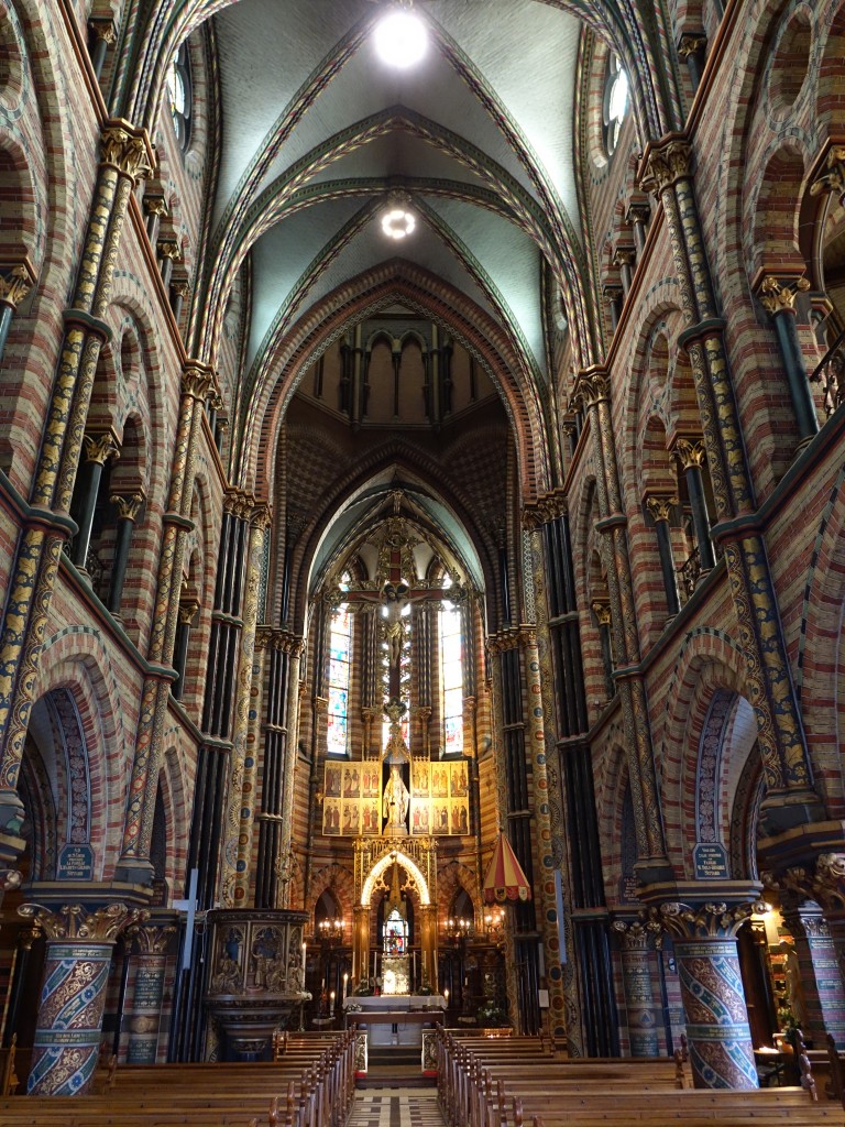 Sittard, Mittelschiff der Basilika Unsere lieben Frau, Hochalter von J. Masker gestiftet, vergoldetes Tabernakel von August Witte, Triumpfkreuz von Dechant Rutten (03.05.2015)