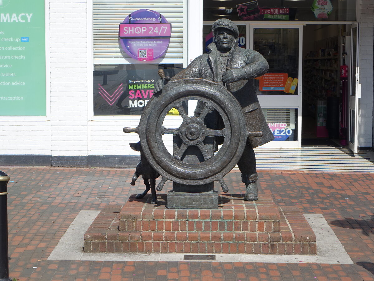 Sittingbourne, Figur The Bargeman von 1996, Bronzeskulptur eines Mannes am Steuer von Jill Tweed, britische Bildhauerin in Oxfordshire (05.09.2023)