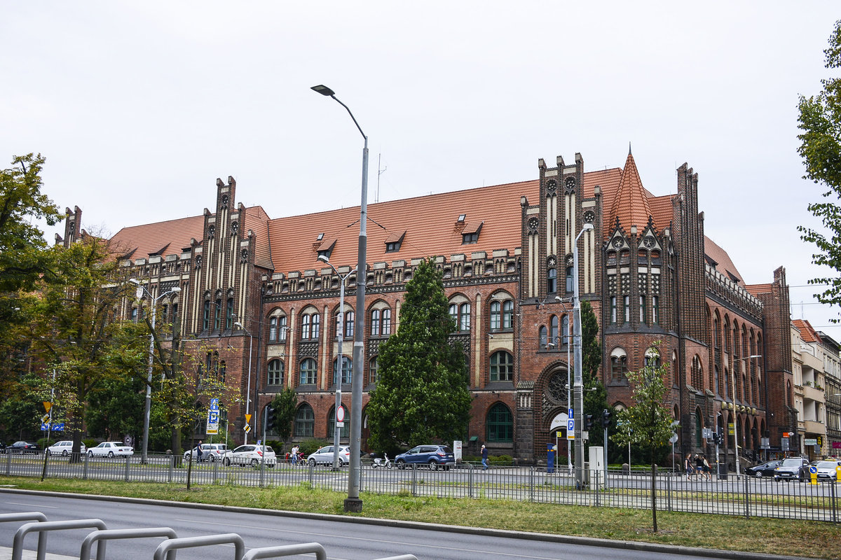 Sitz des ehemaligen deutschen Oberpostdirektion in Stettin / Szczecin. Das gotische Backsteingebude liegt an der Strae 3 Maja (bis 1945: Lindenstrae). Aufnahme: 17. August 2019.