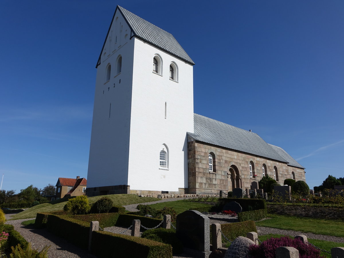 Sjorring, evangelische Kirche, erbaut um 1150 aus Granitquadern, Waffenhaus von 1500, Westturm erbaut 1929 durch Hother Paludan (19.09.2020)