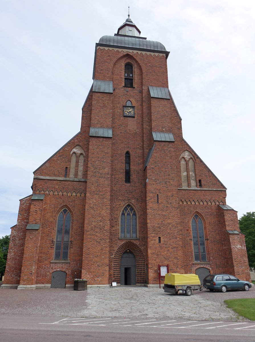 Skänninge, Varfrukyrkan oder Frauenkirche, dreischiffige Backsteinkirche mit etwas höherem Mittelschiff, erbaut im 14. Jahrhundert (15.06.2017)