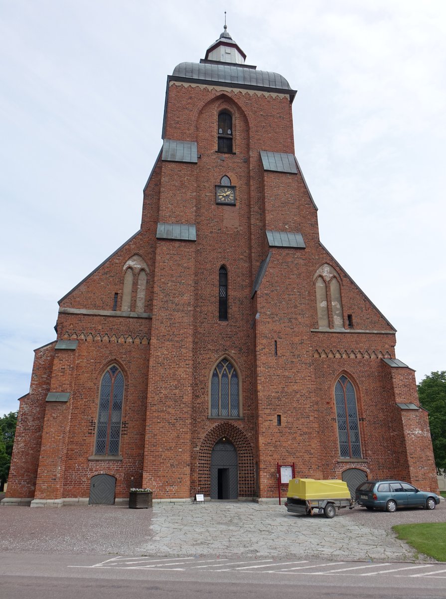 Sknninge, Varfrukyrkan oder Frauenkirche, dreischiffige Backsteinkirche mit etwas hherem Mittelschiff, erbaut im 14. Jahrhundert (15.06.2017)