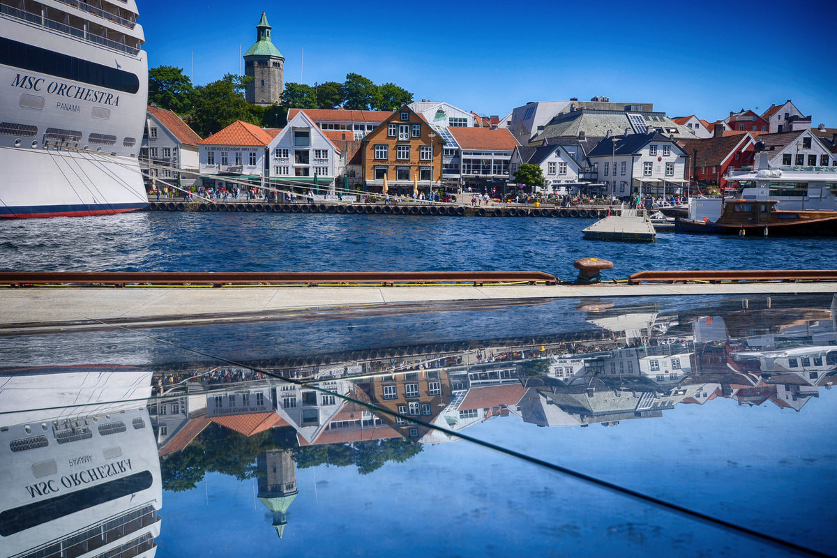 Skagenkaien in Stavanger von Strandkaien aus gesehen. Oben im Bild ist der Valbergtrnet zu sehen. Aufnahme: 2. Juli 2018.
