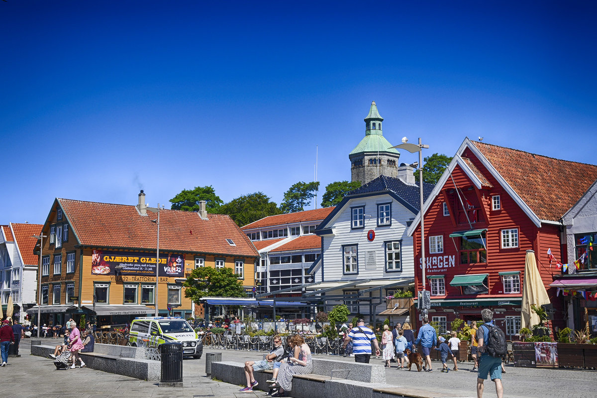 Skagenskaien in Stavanger. Im weißen Haus befindet sich das dänische Konsulat und im roten Haus das Skagen Brygge Hotel. Aufnahme: 2. Juli 2018.