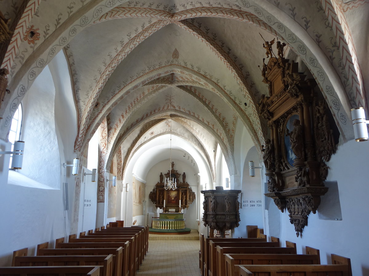 Skanderborg, Kanzel und Altar in der Ev. Kirche, romanische Kalkmalereien auf der linken Seite (07.06.2018)