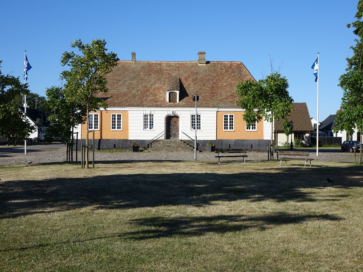 Skanr, historisches Rathaus am Marktplatz, erbaut 1777 durch Freiherr Carl Fredrik 
Adelcrantz (11.06.2016)