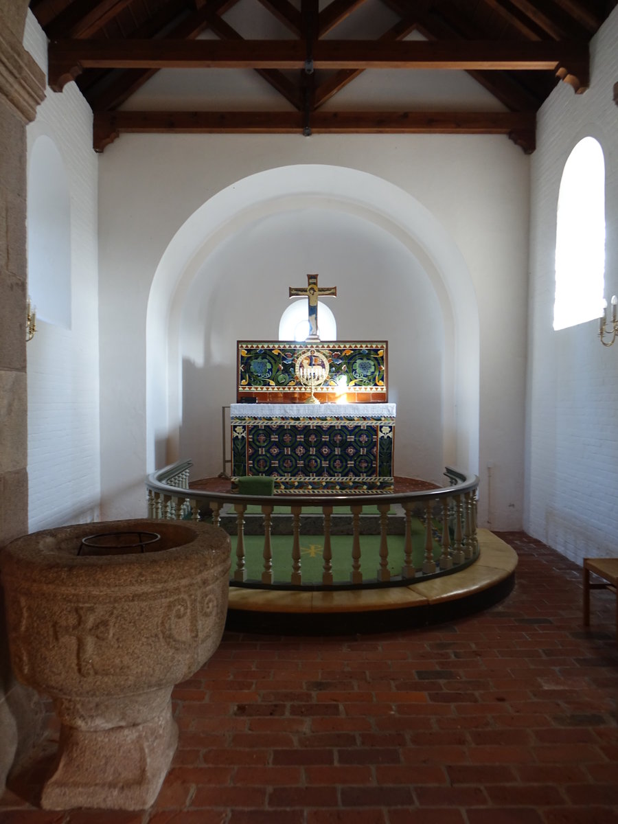 Skarp-Salling, Altar von 1750 und Taufstein in der Ev. Kirche (19.09.2020) 