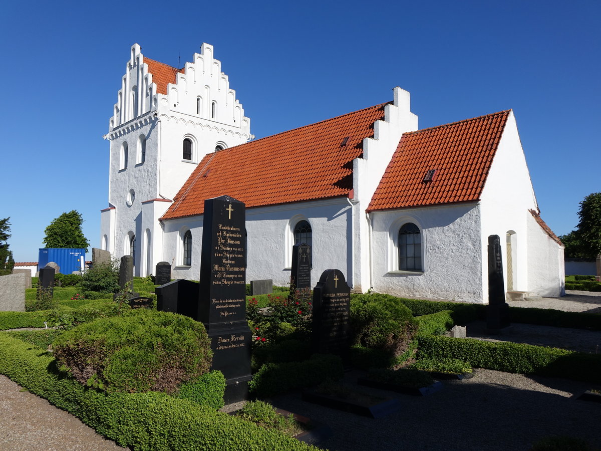 Skegrie Kyrka, erbaut im 11. Jahrhundert, Westturm von 1844 erbaut von Carl Georg Brunius (11.06.2016)