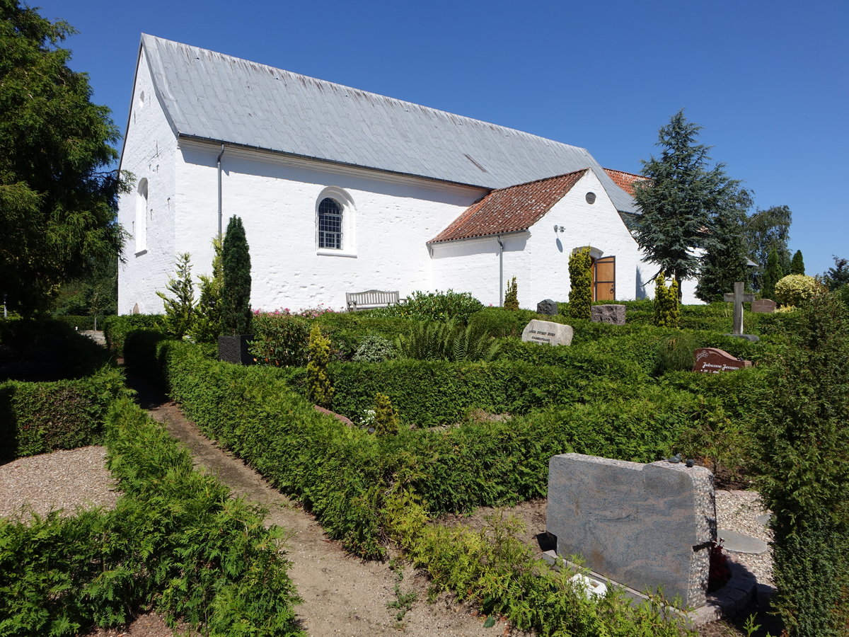 Skibet, romanische Ev. Kirche, erbaut um 1150 aus Schwemmstein, im spten Mittelalter nach Westen verlngert, Waffenhaus an der Sdseite (23.07.2019)