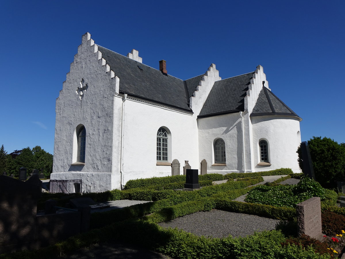 Skivarp, Ev. Kirche, erbaut im 11. Jahrhundert, Gewlbe 14. Jahrhundert, Buntglasfenster von Gunnar Torhamn von 1930 (11.06.2016)