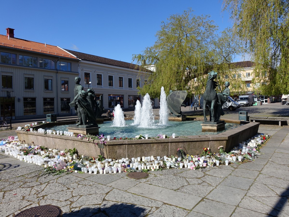 Skvde, Brunnen des Lebens von Ivar Johnson am Herzog-Johan Platz (15.06.2015)