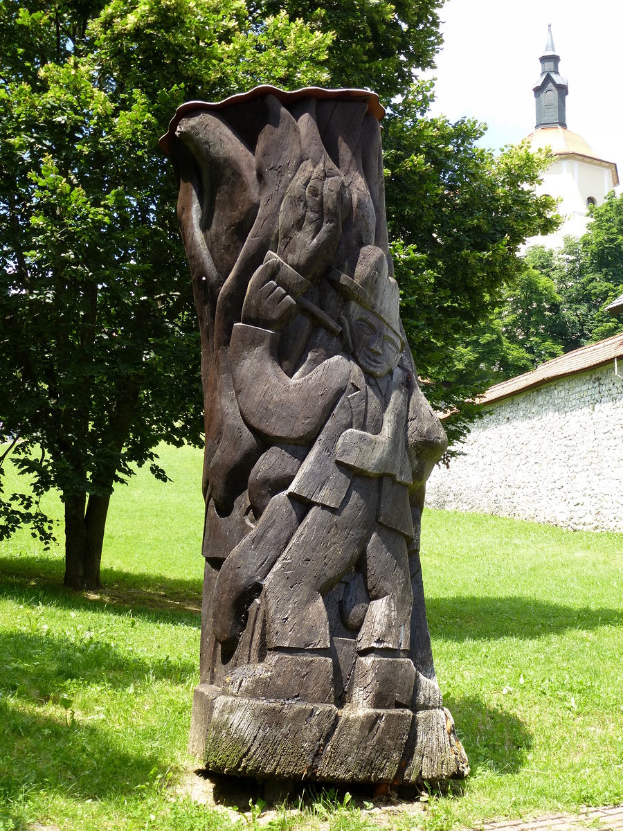 Skofja Loka, die Arbeit eines Holzbildhauers steht am Weg zum Schlo, Juni 2016