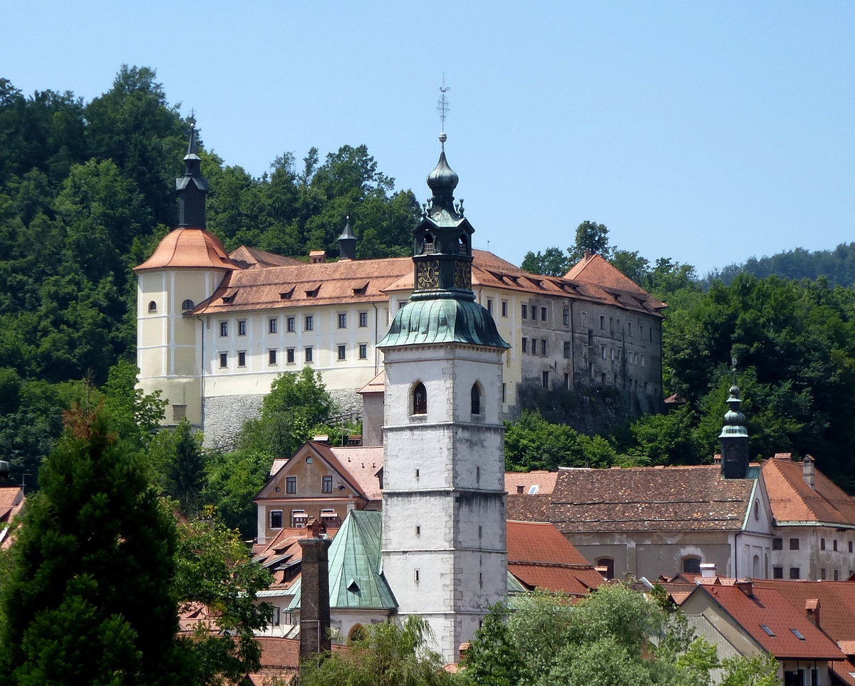 Skofja Loka (Bischofslack), das Bischofsschlo hoch ber der Altstadt, davor der Glockenturm der Jakobskirche, Juni 2016