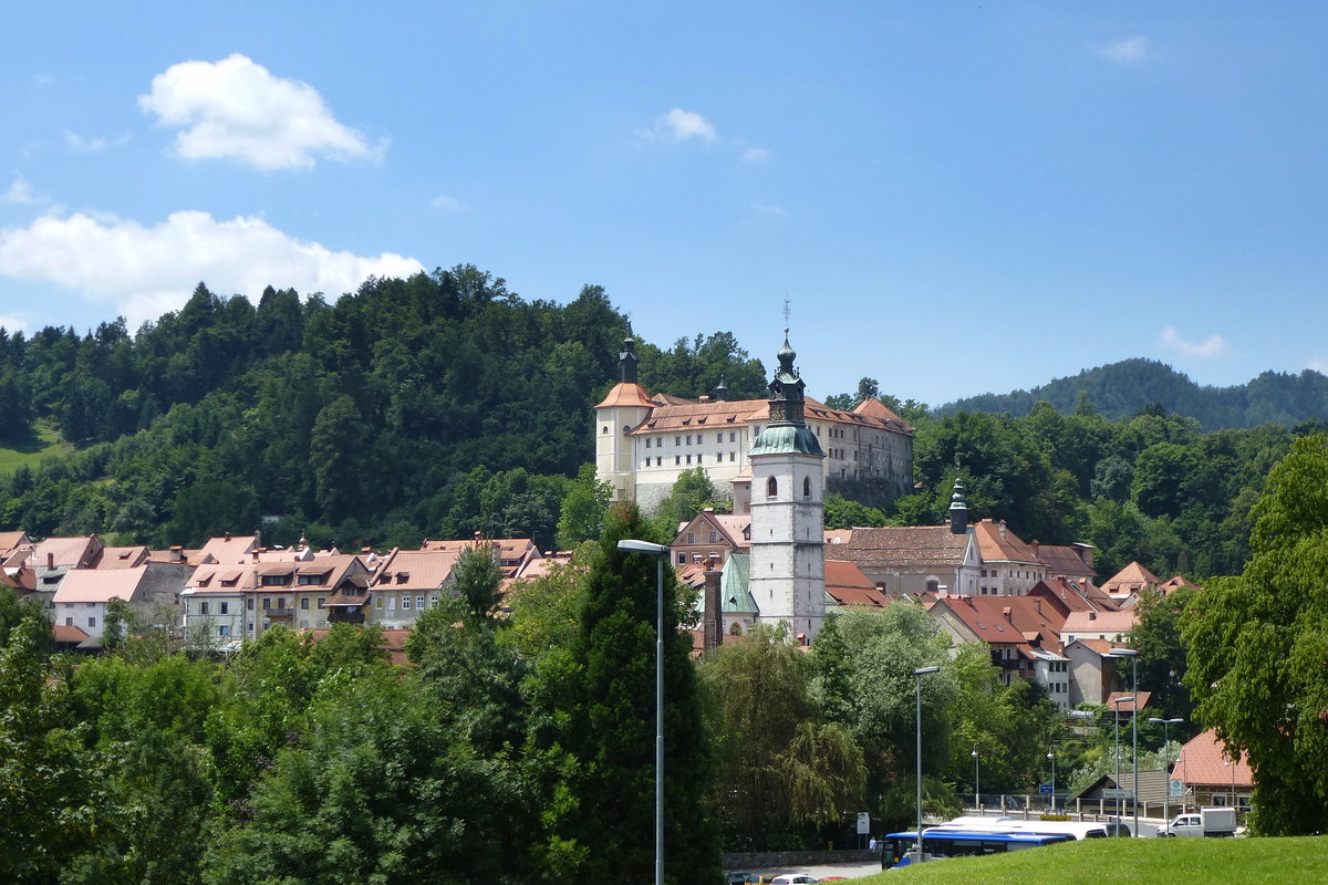 Skofja Loka (Bischofslack), Blick auf die Altstadt mit dem Schlo, Juni 2016