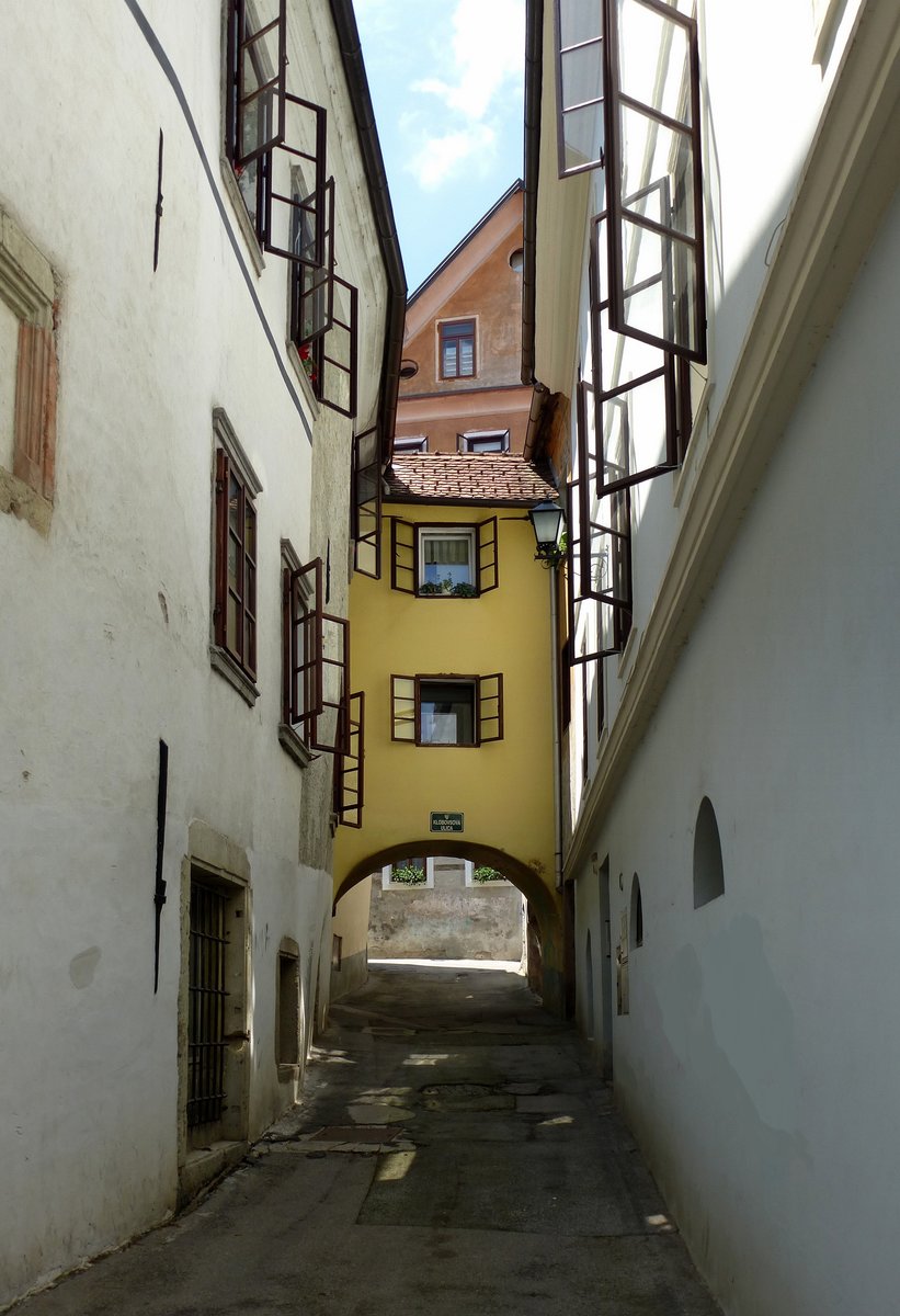 Skofja Loka, Blick in eine Altstadtgasse, Juni 2016