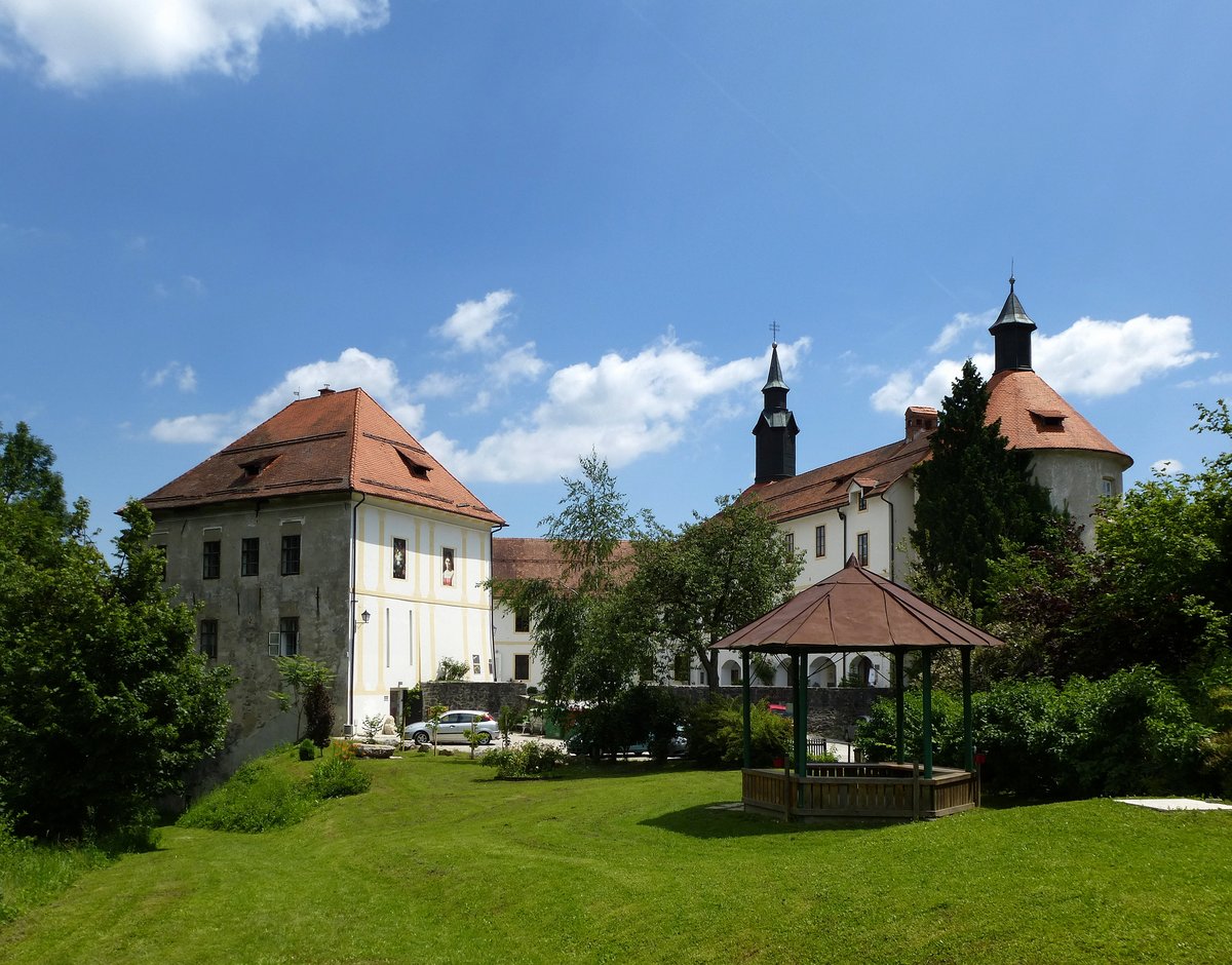 Skofja Loka, Blick auf das Schlo vom angrenzenden Park aus, Juni 2016