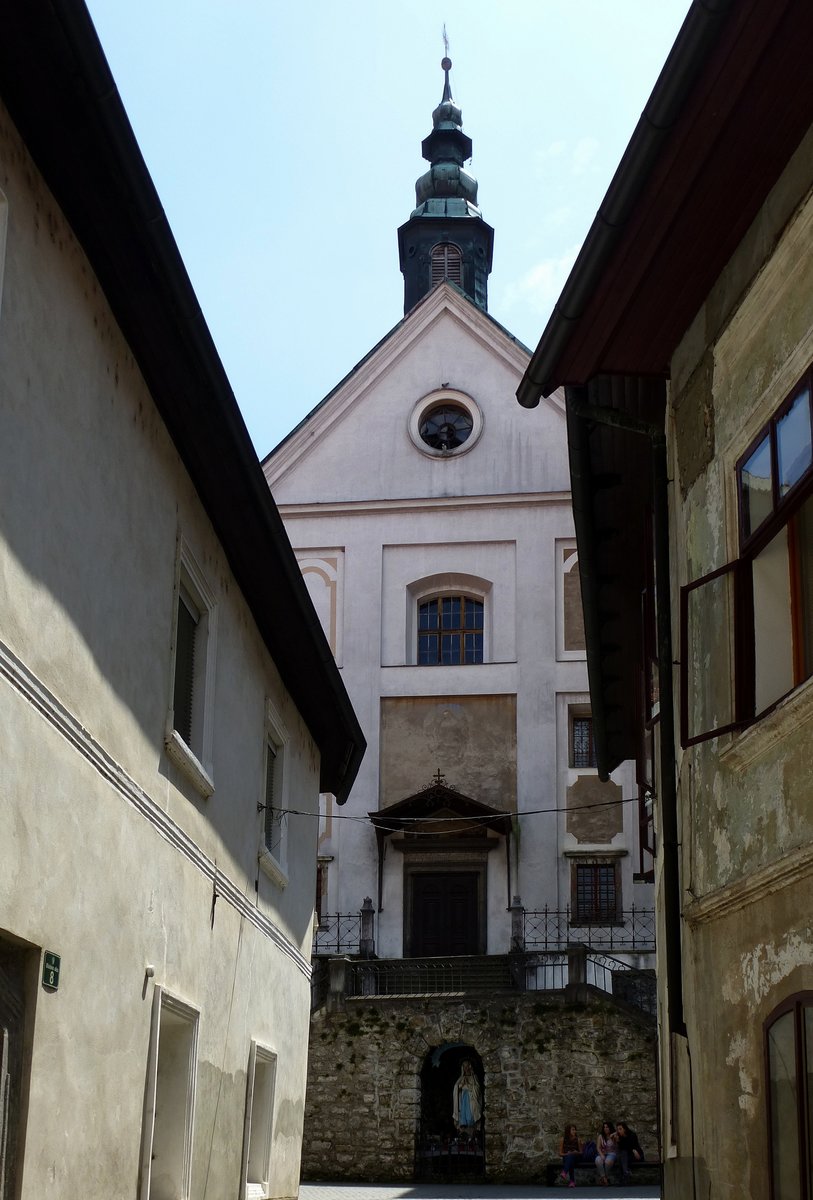 Skofja Loka, Blick durch eine Altstadtgasse zur Nonnenkirche, sie steht unterhalb des Schloßes mit dem sie auch verbunden ist, gebaut 1358, Juni 2016 