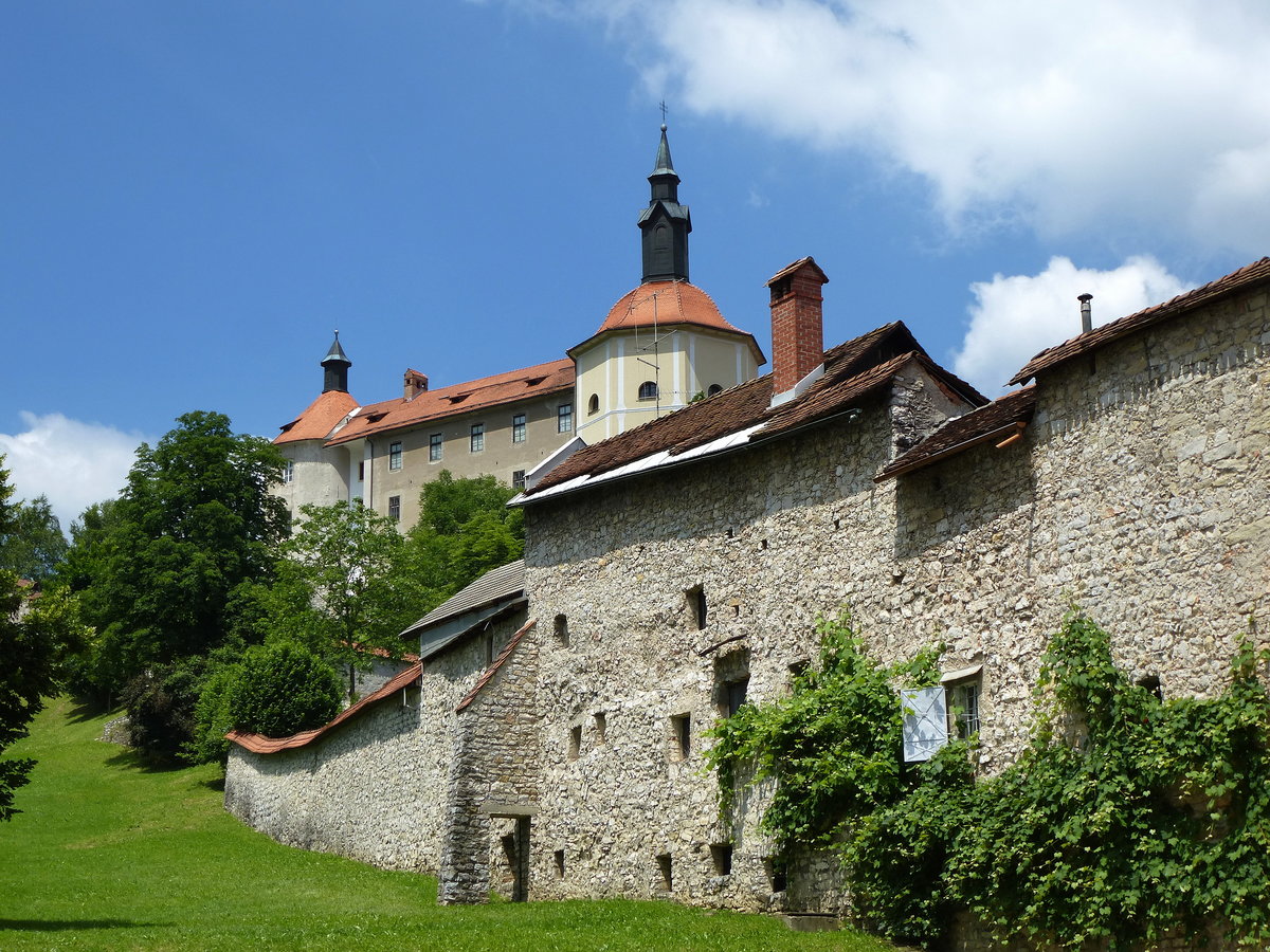 Skofja Loka, Blick ber die alte Stadtmauer zum Schlo, Juni 2016