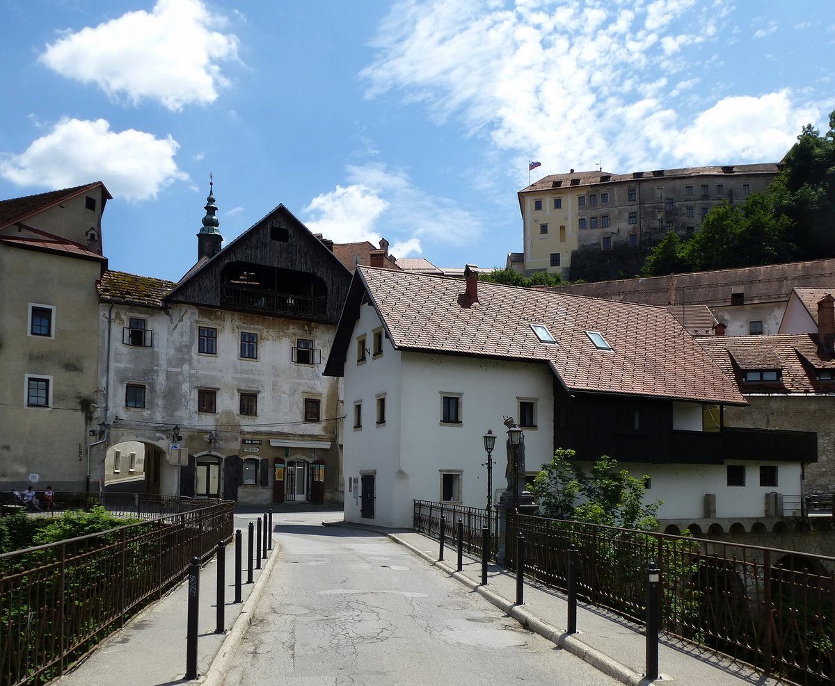 Skofja Loka, Blick ber die Kapuzinerbrcke zur Altstadt und dem Schlo rechts oben, Juni 2016