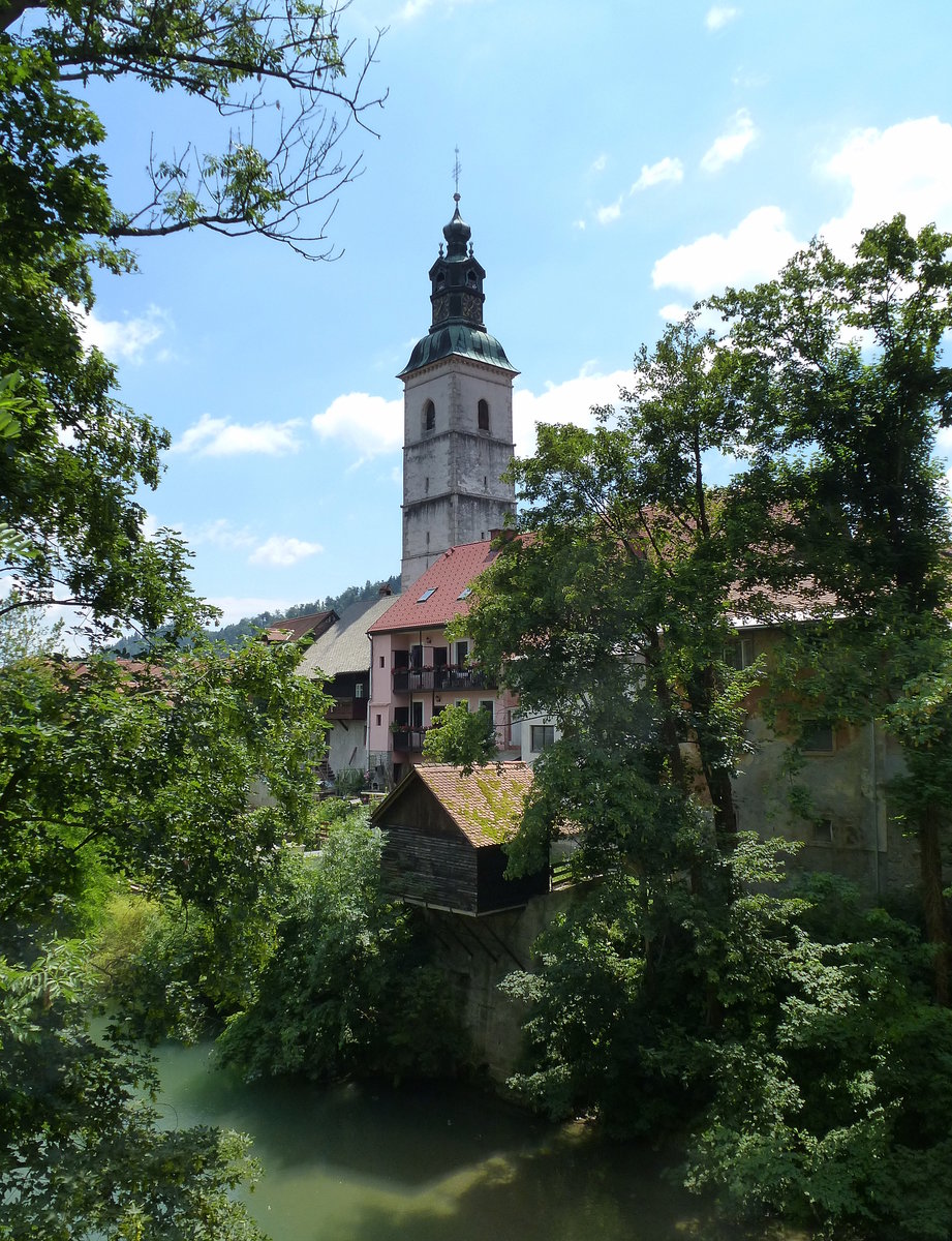 Skofja Loka, Blick über die Selzacher Zayer zur Jakobskirche in der Altstadt, Juni 2016