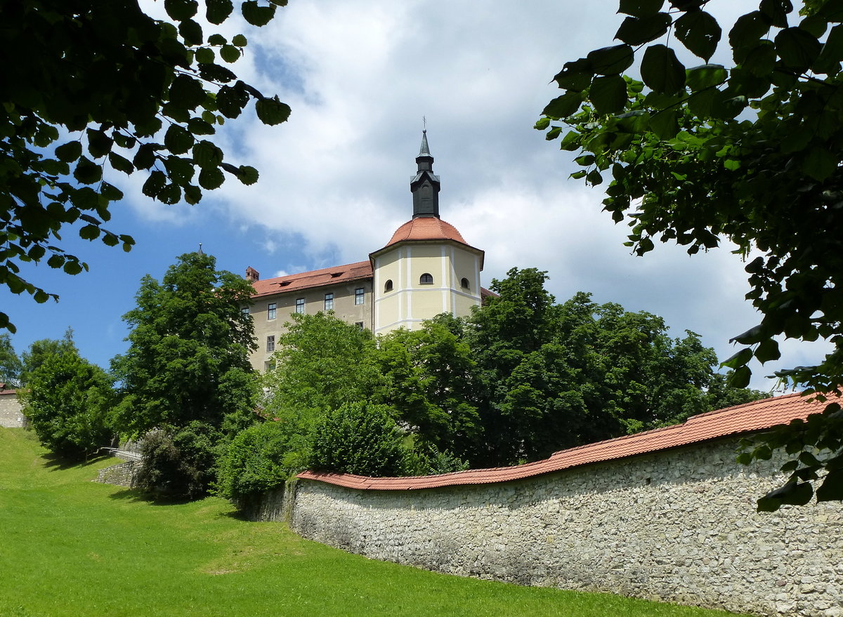 Skofja Loka, Blick zum Schloß, 1202 erstmals urkundlich erwähnt, davor ein Teil der alten Stadtmauer, Juni 2016