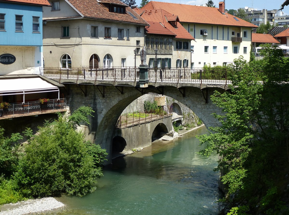 Skofja Loka, die historische Kapuzinerbrcke ber die Selzacher Zayer (Selska Sora), Juni 2016