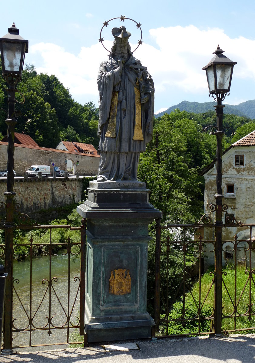 Skofja Loka, der Hl.Nepomuk wurde 1882 auf der Kapuzinerbrcke aufgestellt, Juni 2016