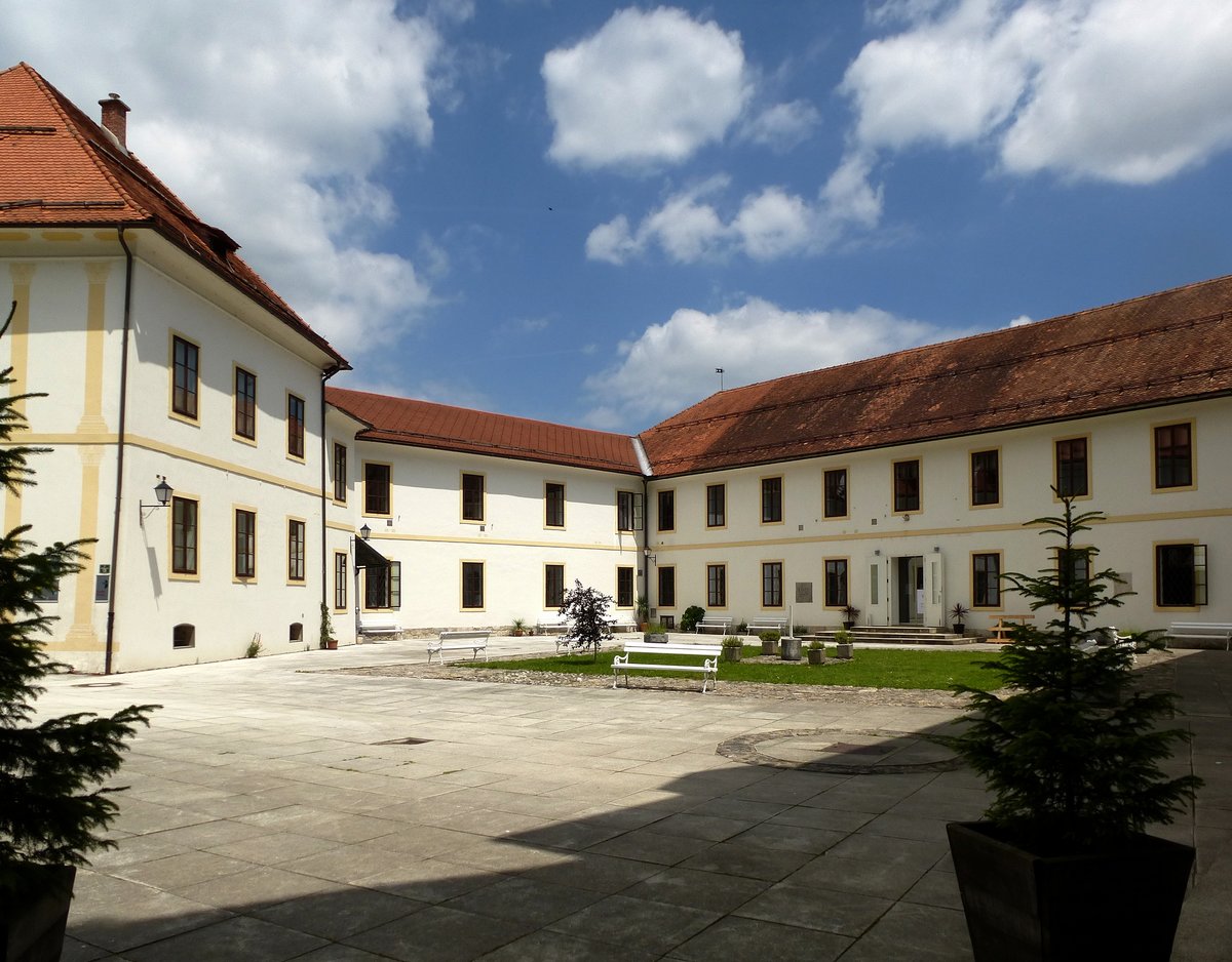 Skofja Loka, der Innenhof des Schloes, hier befindet sich das Stadtmuseum, Juni 2016