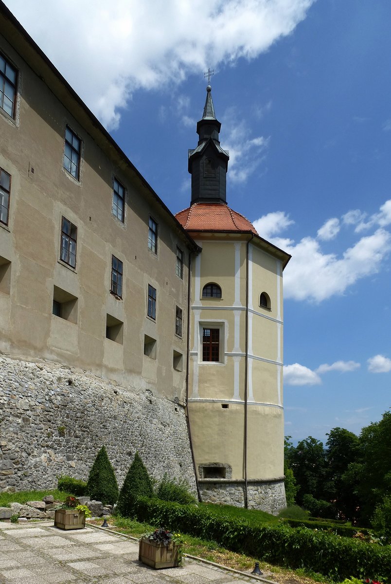 Skofja Loka, der mchtige Eckturm des Schloes, Juni 2016