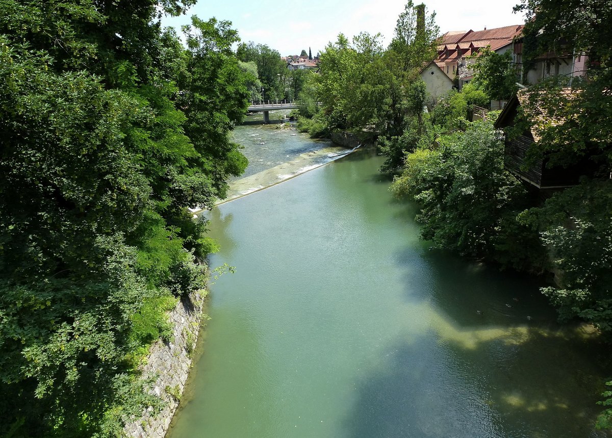 Skofja Loka, die Selzacher Zayer durchfliet die Stadt und trennt die Altstadt rechts von der Neustadt, Juni 2016