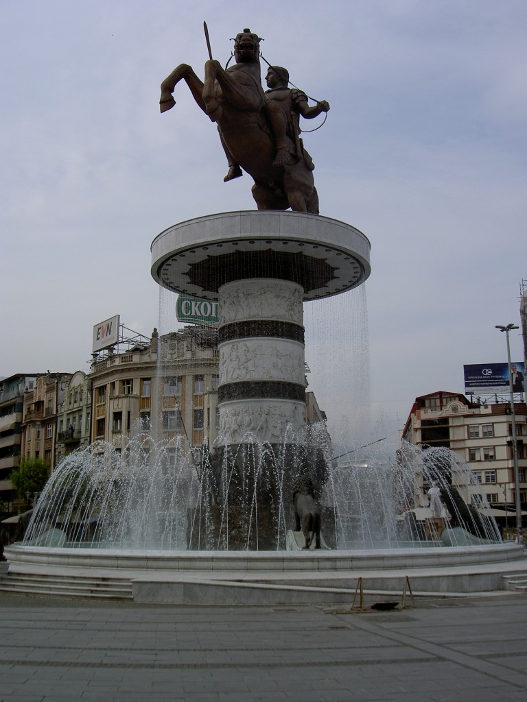 Skopje, Alexander Brunnen am Karposh Uprising Square (08.05.2014)