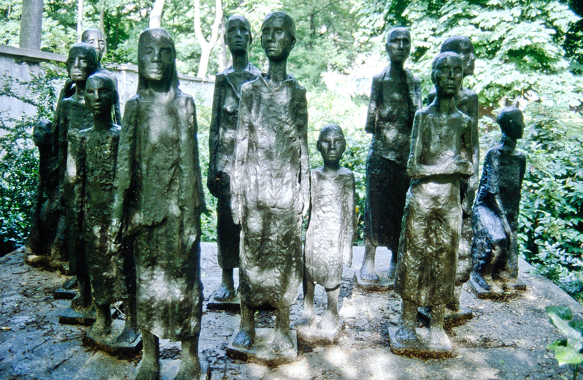Skulptur Jdische Opfer des Faschismus von Will Lammert am Jdischen Friedhof Berlin-Mitte. Bild vom Dia. Aufnahme: Juni 2001.