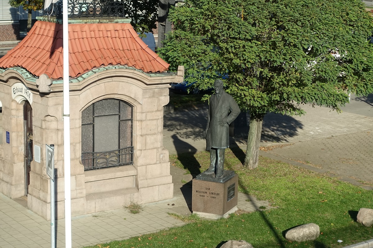 Skulptur v. Sir William Lindley am 30.10.2019: Standort unterhalb des U-Bahnviaduktes der Station Baumwall an der Strae Vorsetzen, neben dem Huschen  von 1904 zum Einstieg in die unterirdische Sielanlage, er lebte von 1833 bis 1862 in Hamburg, sein wohl wichtigstes Werk war die Modernisierung der  Trinkwasserversorgung und Schaffung eines kommunalen Abwassersystems nach dem Brand von 1842 /