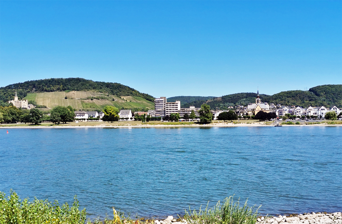  Skyline  von Bad Hnningen am Rhein, am linken Rand das Schloss Arenfels - 23.07.2020