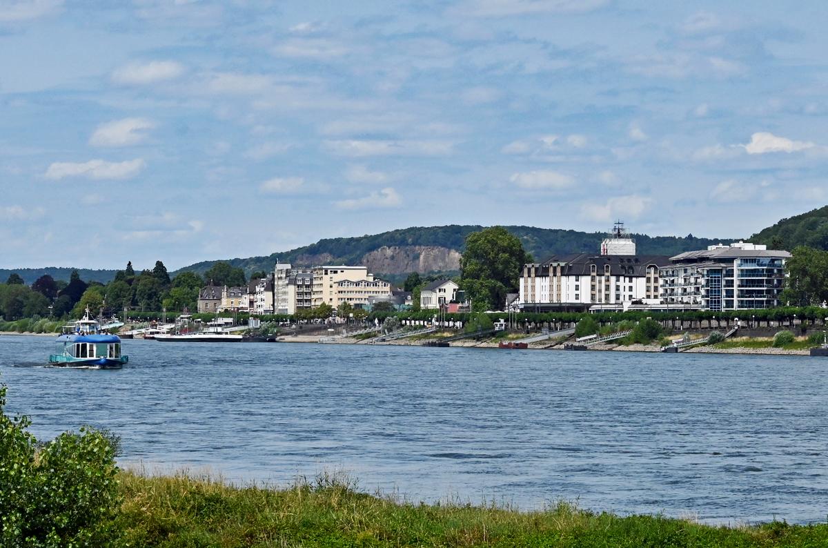 Skyline von Knigswinter mit etlichen Schiffsanlegern. Auf dem Rhein das FGS Moby Dick - 22.07.2023