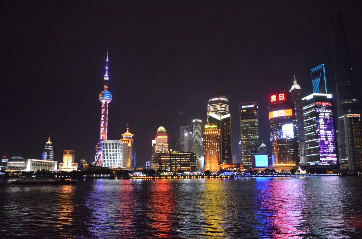 Skyline von Pudong in Shanghai am Fluss Huangpu Jiang bei Nacht um 22:00 am 28.10.2014 beobachtet. 