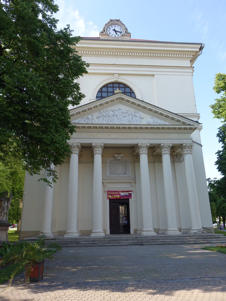 Slavkov u Brna/ Austerlitz, Kirche Auferstehung Christi am Hauptplatz, erbaut von 1786 bis 1789 vom Wiener Hofarchitekten Johann Ferdinand Hetzendorf von Hohenberg (31.05.2019)
