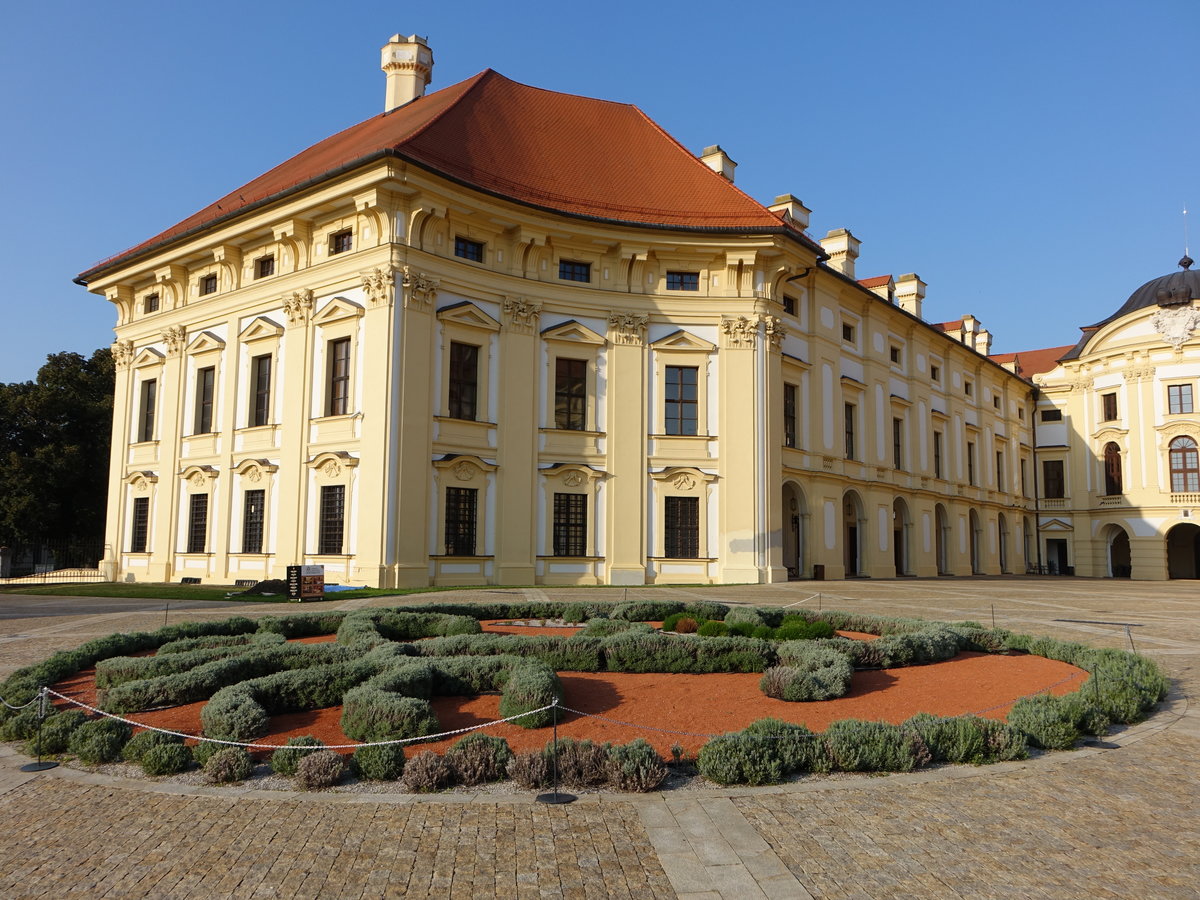 Slavkov u Brna, Schloss Austerlitz, von 1696 wurde es unter Dominik Andreas von Kaunitz nach Plnen des italienischen Architekten Domenico Martinelli im Stil des Barock umgebaut und 50 Jahre spter unter Wenzel Anton Kaunitz durch Ignacio Valmaggini und Wenzel Petruzzi vollendet (01.09.2019)